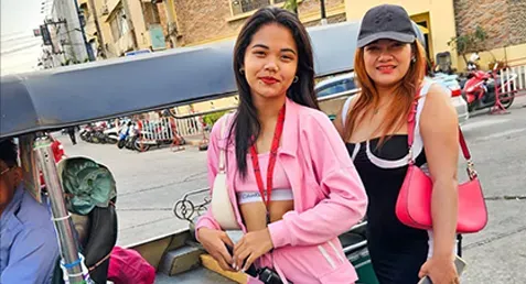 TukTukPatrol – June & TingTong หนังxไทย น้องจูนกับน้องติ๊งต๊อง สองสาวไทยขึ้นตุ๊กๆ เย็ดกับฝรั่งควยใหญ่ รอบนี้ได้สวิงกิ้งสองสาวอย่างเด็ด เล้าโลมอมควยแล้วเลื้อยกันเองเงี่ยนๆ เจอเย็ดท่าหมาตอกหีเย็ดสดปล่อยแตกเต็มปาก